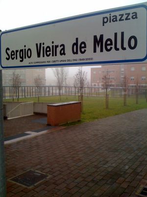 이탈리아 볼로냐에 있는 세르지우 비에이라 지 멜루를 기념하는 새로운 광장 (2011년 1월)