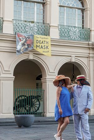 2020년 4월 뉴올리언스 봉쇄 기간 동안 흑사병 의사 가면을 변형하여 포즈를 취하고 있다.