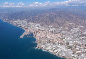 아드라 마을은 온실로 둘러싸여 있다.