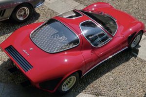 알파 로메오 33 스트라달레(Alfa Romeo 33 Stradale)는 버터플라이 도어가 처음 적용된 차량이다.