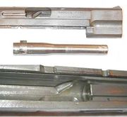 상: MAB PA-15의 슬라이드: 탄피 배출구에서 내부의 캠 홈을 볼 수 있음중: 총열: 약실 부분의 돌기가 캠 홈과 맞물림하: 슬라이드 내 캠 홈의 도입부에는 급한 각도가 붙어 있음