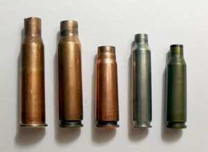 사격용 탄피: (왼쪽부터) 7.62×54mmR, 7.62×51mm NATO, 7.62×39mm, 5.56×45mm NATO, 5.45×39mm.