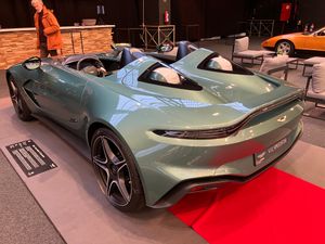 헬멧 포드를 보여주는 V12 스피드스터의 후면