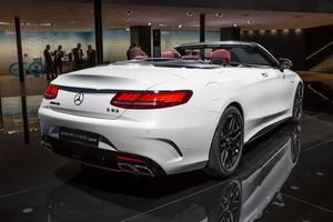 AMG 로고가 있는 메르세데스 S 63 AMG (W222)