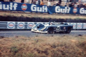 레이스 중 Solar Productions 포르쉐 908. 앞뒤에 부피가 큰 카메라 하우징이 보인다