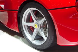 LaFerrari의 5 스포크 알로이 휠, 카본-세라믹 브레이크 시스템