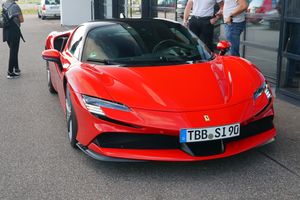 SF90 스트라달레 전면