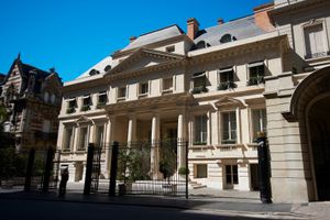 두아우 궁전, 알베아르 가를 따라 있는 호화로운 저택의 예