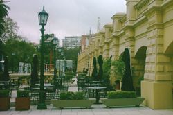 부에노스아이레스 디자인, 장식 및 디자인 전문 상업 센터. 하드 록 카페도 위치해 있다.