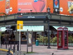 킨타나와 오르티스 코너에 위치한 "라 비엘라" 카페-바.