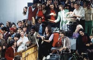 관객들에 둘러싸여 "Hey Jude" 프로모션 필름에서 공연하는 비틀즈