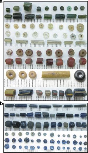 나이지리아 일레-이페에서 온 다양한 색상과 모양의 유리 구슬