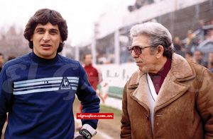 1983년 아르헨티노스 주니어스 감독 시절의 라브루나와 당시 팀 골키퍼였던 우발도 필롤