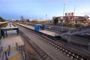 시우다드 우니베르시타리아 역 옆에 있는 경기장