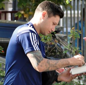 2014년 볼린 그라운드에서 자라테가 사인하는 모습