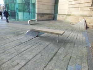 블루 카펫. 이 표면이 건물에 닿는 지점에서 슬라브가 위로 곡선을 이루며 직물과 같은 느낌을 준다. 교체된 타일은 원래 컨셉의 색상을 보여준다.