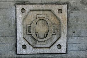 숫자 0과 스위스 십자가가 있는 올텐 역의 석조 부조는 철도 노선의 거리 측정을 위한 이전의 영점을 표시한다.