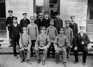 직원들은 1897년 임금 요구를 지지하며 파업을 벌였다. 1890년경 호르겐역의 직원들