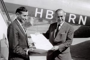 1969년 스위스 항공 사장으로부터 DC-3를 기증받는 박물관장 알프레드 발디스