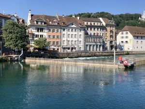 루체른의 니들 댐의 뒷면