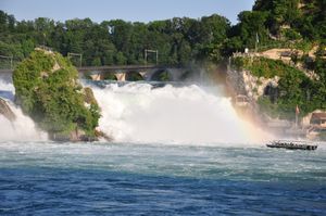 라인강에서 바라본 라인 폭포와 라인 폭포 암반