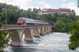 취리히 S-반 열차가 슐로스 라우펜 암 라인폴 철도역에 도착