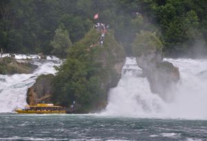 라인 폭포 중간에 있는 바위인 라인폴펠센으로 가는 보트 여행