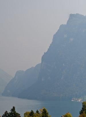 뷔르겐슈토크의 거의 수직인 북쪽 면과 꼭대기에 보이는 함메츠반트 엘리베이터