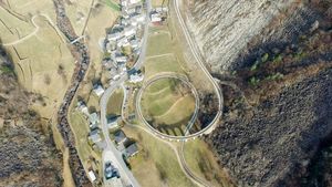 브루시오 나선형 고가교와 철도 (스위스, 1908년 건설), 위에서 본 모습