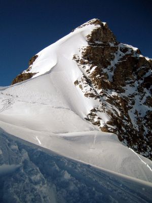 로탈샤텔 근처에서 본 정상. 왼쪽에 등반가들이 보인다