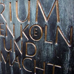 Œ 또는 Ö 합자의 특이한 형태로, O 안에 작은 E가 들어간 모습. 쾰른 대성당 지하 묘실의 비문에서 발견됨.