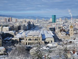 2024년 역, 왼쪽에 유로파알레