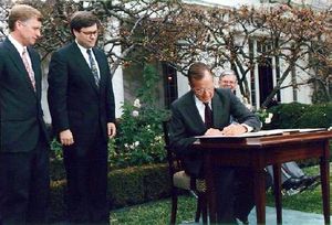 바와 댄 퀘일 부통령은 1991년 조지 H. W. 부시 대통령이 백악관 로즈 가든에서 시민권 위원회 재승인법에 서명하는 것을 지켜보고 있다.