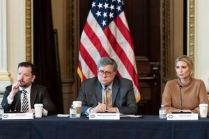 2020년의 조 그로건(왼쪽)과 이방카 트럼프(오른쪽)와 함께 있는 바.