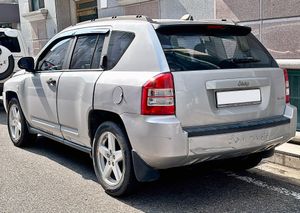 지프 컴패스(전기형) 후측면