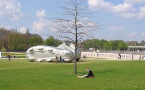 2006 FIFA 월드컵을 기념하기 위해 베를린 아이디어의 길에 있는 조각상. 아돌프 다슬러가 발명한 "현대 축구화"를 기념한다.