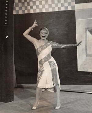 채닝이 Gentlemen Prefer Blondes(1949)에서 Diamonds are a Girl's Best Friend를 공연하는 모습