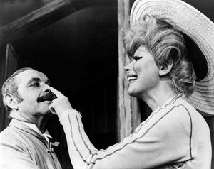 데이비드 번즈와 채닝이 Hello, Dolly! (1964)에서 공연하는 모습