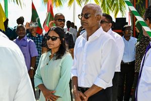 2023년 5월 F.닐란두 방문 중 부인 파즈나 아흐메드와 함께 있는 모하메드 솔리흐.