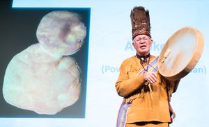 파문키 부족 원로 닉 마일스 목사가 아로코트 명명식을 시작하고 있다.