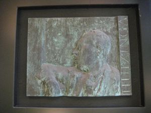 레이던 대학교의 하위징아 명판