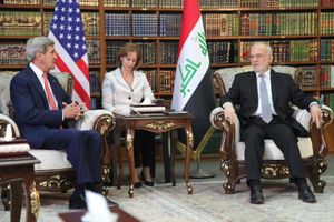 알자파리가 존 케리 미국 국무장관과 바그다드에서 만나는 모습