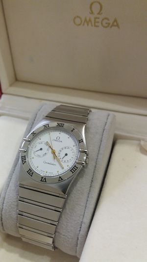 1980년대의 "맨해튼"으로 알려진 특징적인 오메가 컨스틸레이션 데이-데이트 모델 (쿼츠 무브먼트, Cal. 1444 장착)