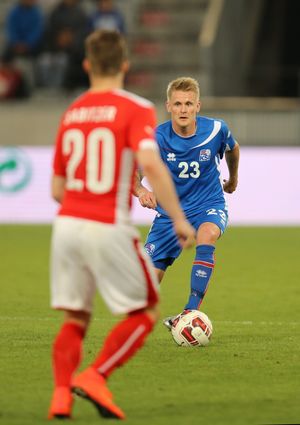2014년 오스트리아와의 국가대표팀 경기에서 뛰고 있는 아리 프레이르 스쿨라손