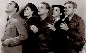 어윈(Erwin, 맨 오른쪽), 팻 오브라이언(Pat O'Brien), 마사 티벳츠(Martha Tibbetts), 제임스 캐그니(James Cagney), 준 트래비스(June Travis)와 함께 1936년 영화 천장의 제로(Ceiling Zero)에서