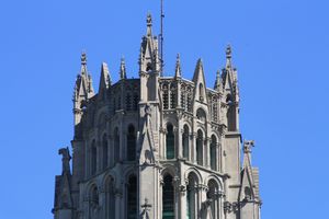 탑의 왕관 세부 모습