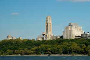 리버사이드 교회, 그랜트 묘 (왼쪽)과 인터처치 센터 사이