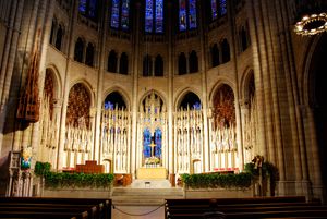 정면에서 본 내진. 중앙 뒤편에는 성찬대, 세례 풀이 놓여 있으며, 앞쪽 왼쪽에는 강단이 보인다.