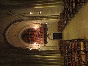 예배실 내부. 뒤쪽 상단에 제단이 있다