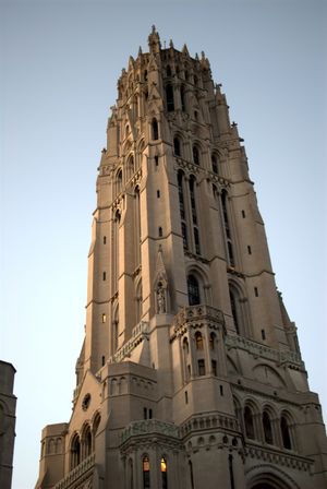 종탑을 동쪽에서 올려다본 모습